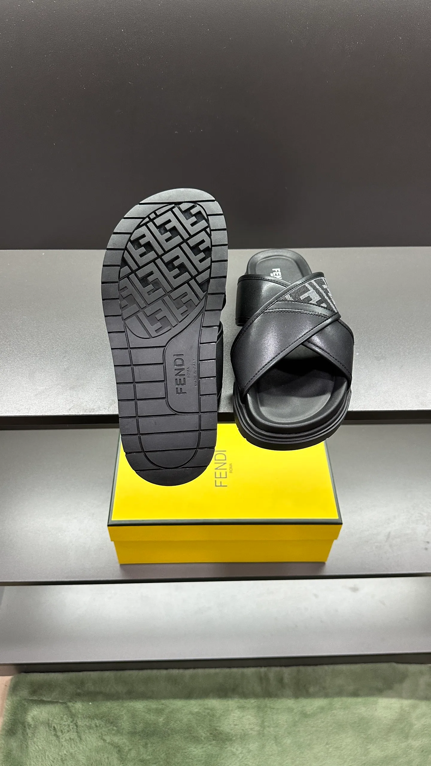 P300 [Fendi Slippers] High-end men's shoes brand, official website 1:1 latest masterpiece: original mold customization, fabrics made of imported original materials, upgraded outsole, lighter and non-slip. The market's top quality, simple yet tasteful, a must-have for fashionistas, fashionable at your feet, full of confidence, the same style at the counter 👍The season of summer slippers is here. Code: 38-45, 46 order